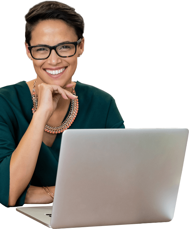 Femme souriant en consultant des offres sur son ordinateur